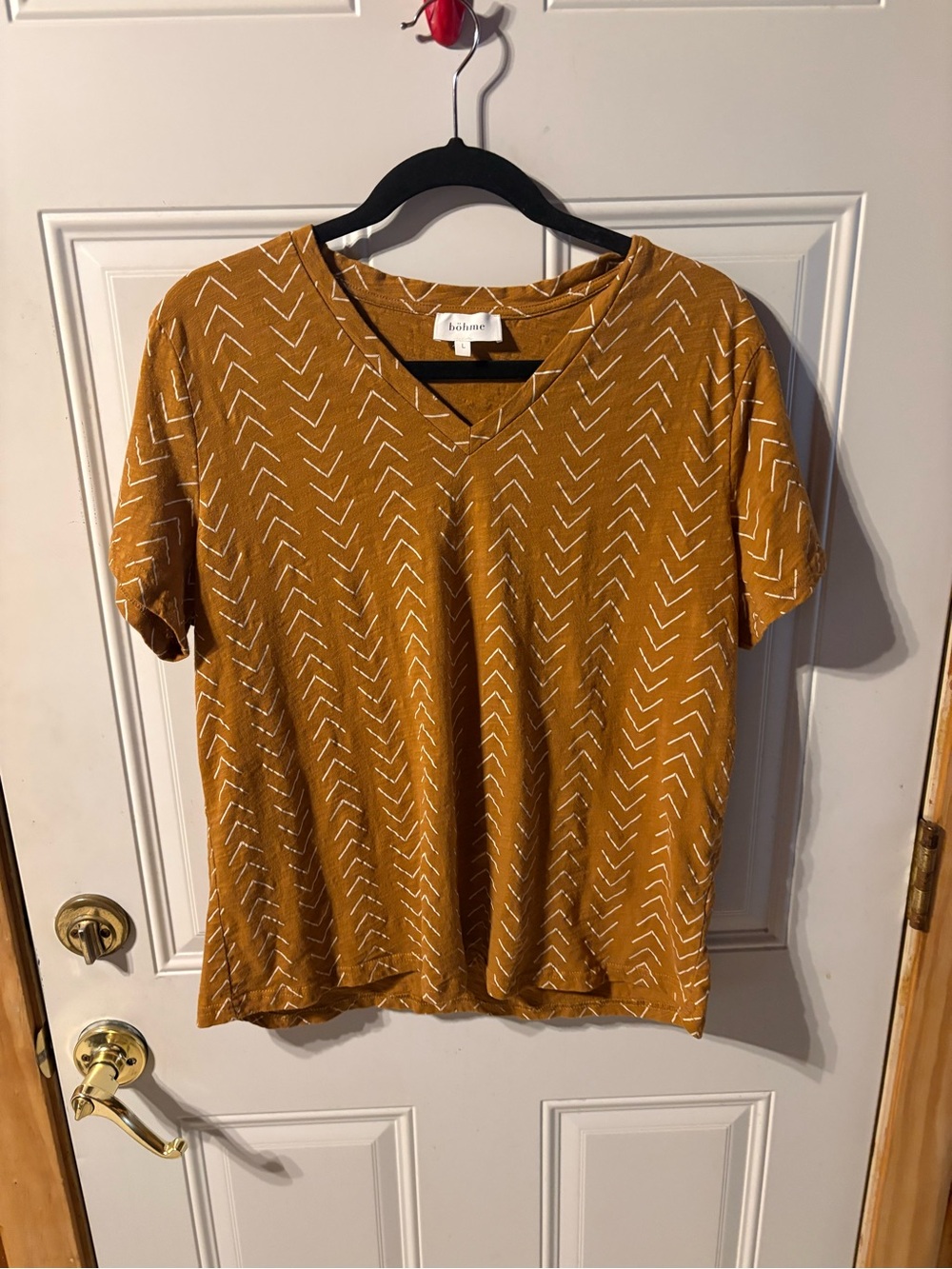 bohme V-Neck Short Sleeve Top in Mustard/Tan with White Chevron Size L